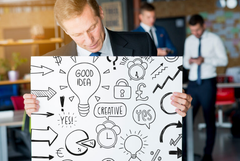 Ondernemerscoach Moneda met een bord waar een brainstorm op gebeurde voor nieuwe ondernemers
